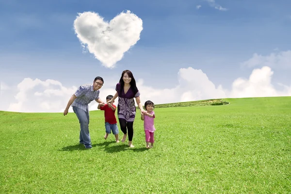 Familia corriendo en el parque — Foto de Stock