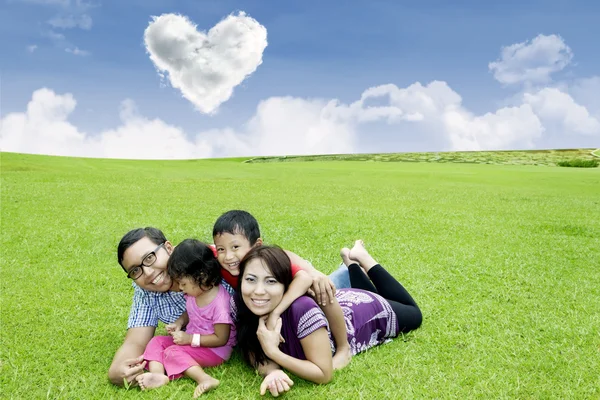 Glückliche Familie liegt auf dem Gras — Stockfoto