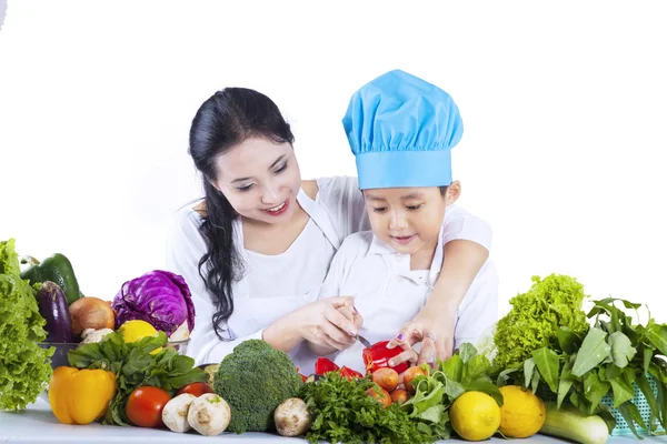 Asiatico ragazzo imparare a tagliare isolato — Foto Stock