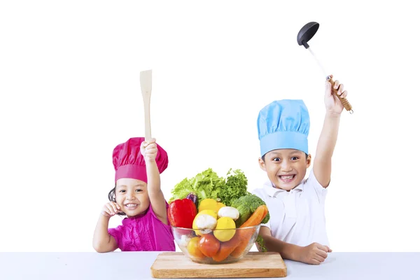 幸せなシェフ子供の野菜添え ロイヤリティフリーのストック画像