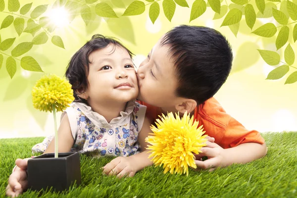 Bruder küsst Schwester im Park — Stockfoto