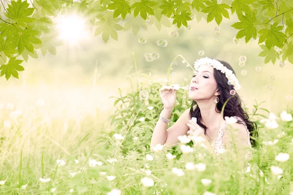 Vacker kvinna blåser bubblor — Stockfoto