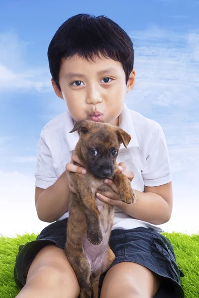 Menino segure cachorro — Fotografia de Stock