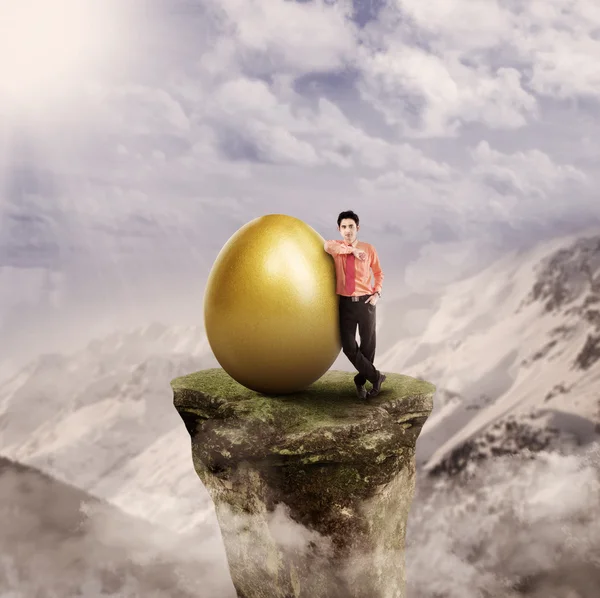 Zakenman heeft gouden idee op de top — Stockfoto