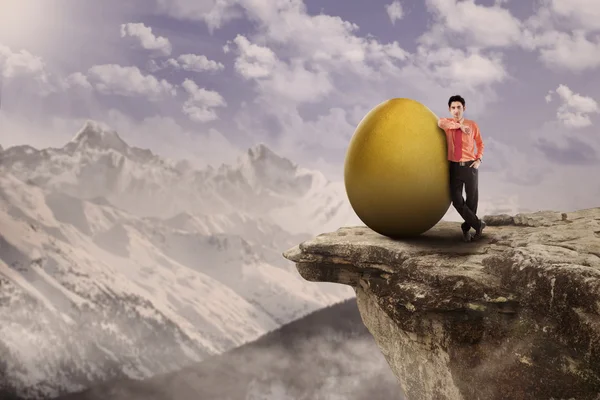 Empresário tem ovo dourado em cima — Fotografia de Stock