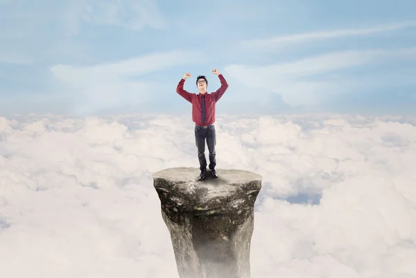 Бізнесмен виграє над хмарами — стокове фото