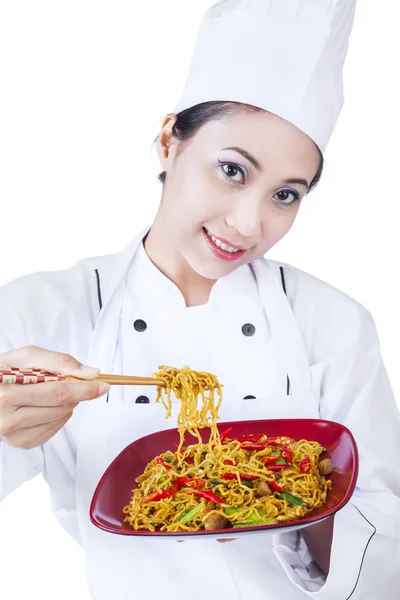 Asiatischer Koch und gebratene Nudeln - isoliert — Stockfoto