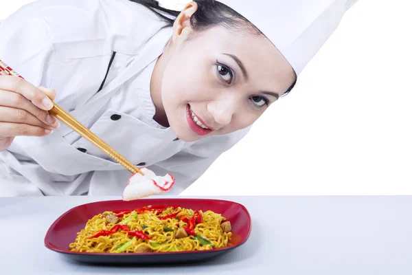 Asian chef cook noodle - isolated — Stock Photo, Image