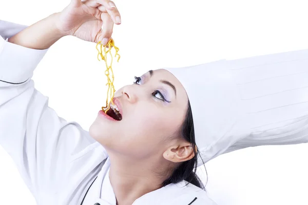 Asiático chef comer macarrão no branco — Fotografia de Stock