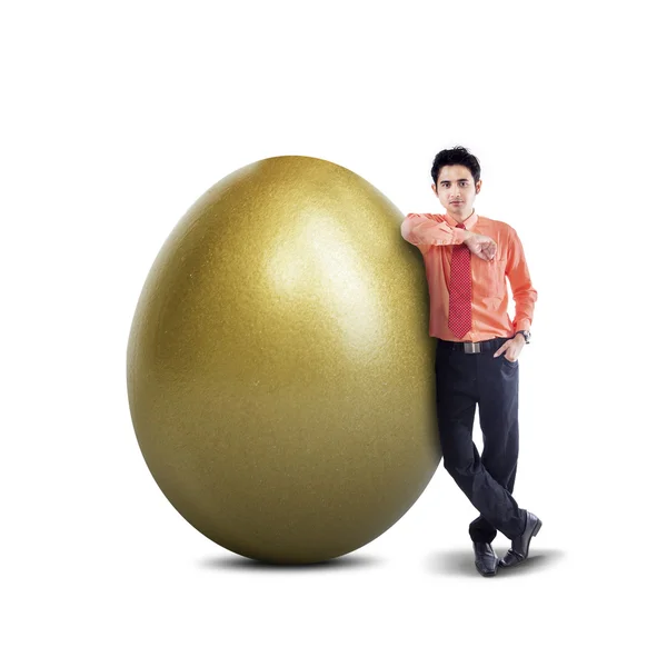 Бізнесмен і золоте яйце ізольовані — стокове фото