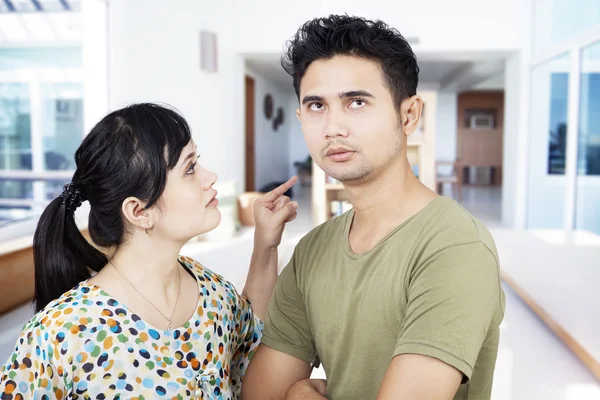 Namorada irritada apontando para namorado em casa — Fotografia de Stock