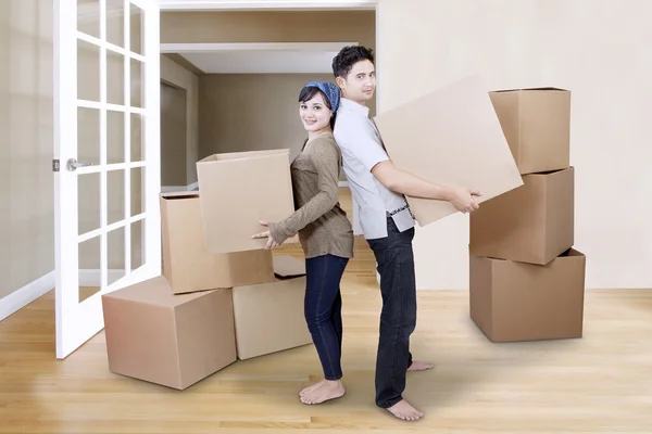 Boîte de déménagement couple — Photo