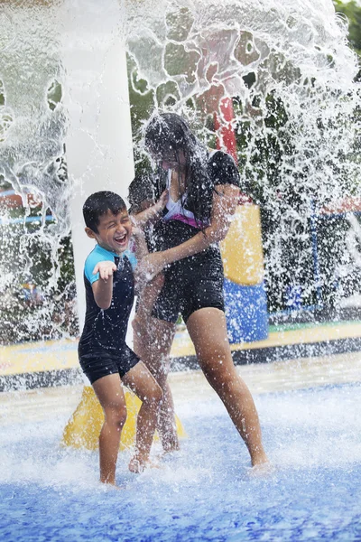 Famiglia che si diverte nel parco acquatico — Foto Stock