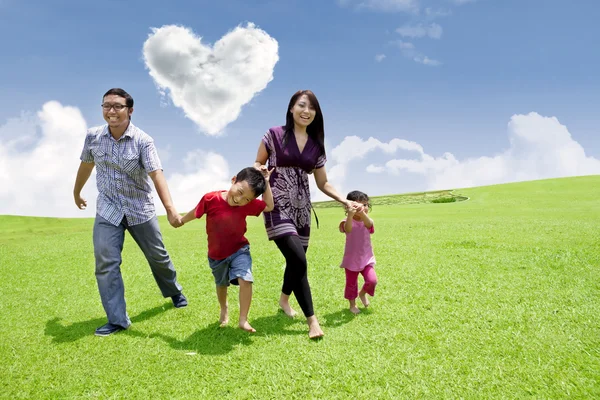 Aziatische familie wandeling — Stockfoto