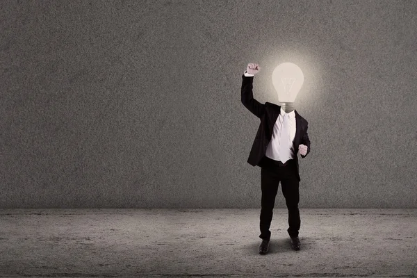 Успешный бизнесмен с лампочкой на голове — стоковое фото