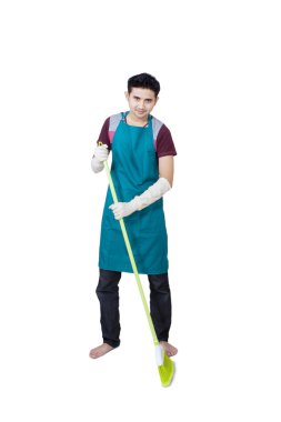 bir süpürge ile adam tam vücut
