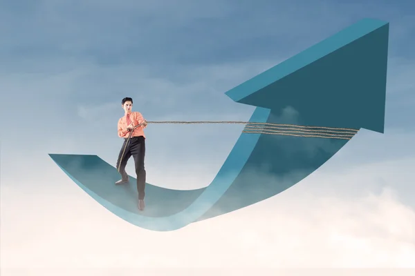 Flecha de control hombre de negocios con cadena en el cielo azul — Foto de Stock
