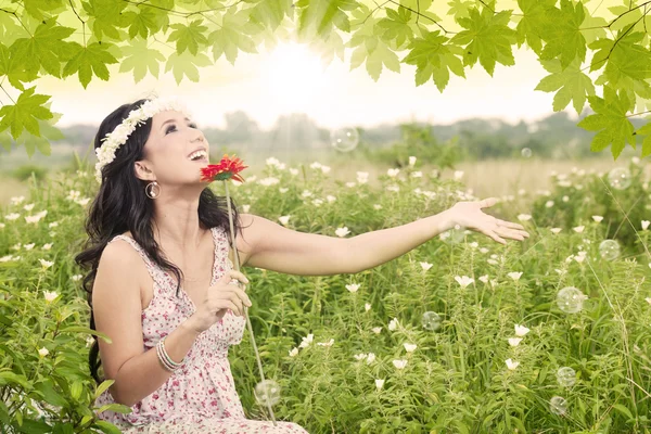 Glückliches Mädchen mit roter Blume — Stockfoto