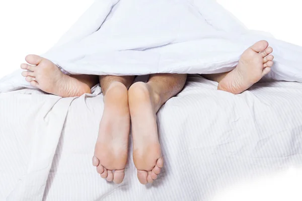 Close-up de pés de casal na cama — Fotografia de Stock