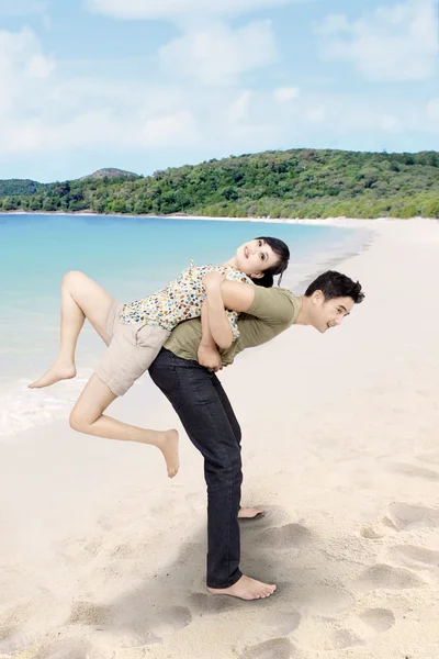 Romantic couple having a good time on the beach — Stock Photo, Image