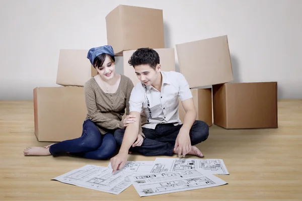 Paret tittar på blåkopia av nya hus — Stockfoto