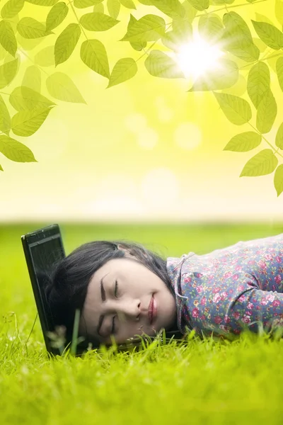 Mujer durmiendo en el ordenador portátil — Foto de Stock