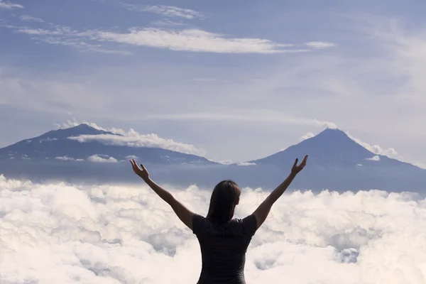 Bellissimo paesaggio montano con silhouette di donna — Foto Stock