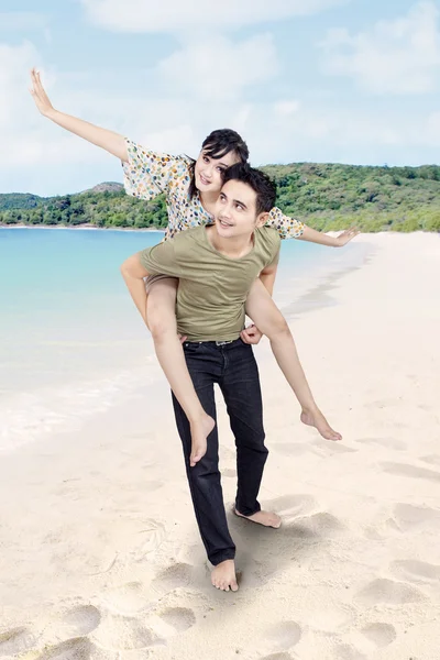 Asiatiska par med en bra tid på stranden — Stockfoto