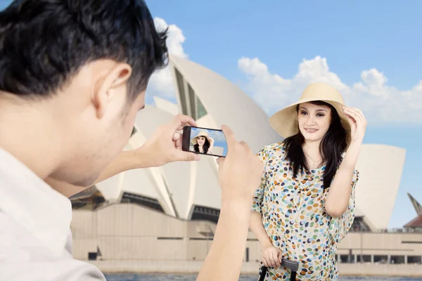 Namorado tirou foto de namorada em Sydney — Fotografia de Stock