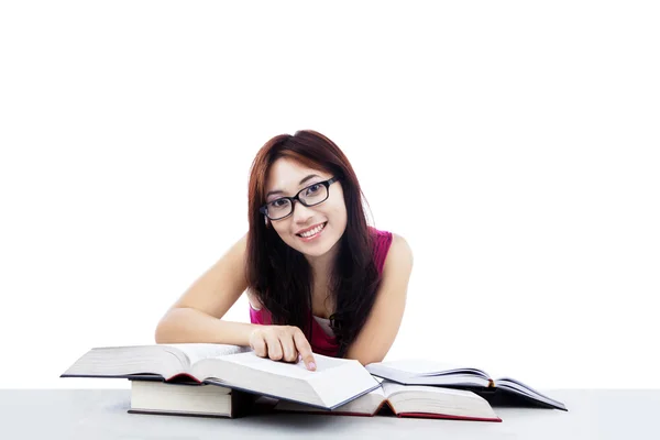 Estudiante feliz aprendiendo aislado en blanco — Foto de Stock