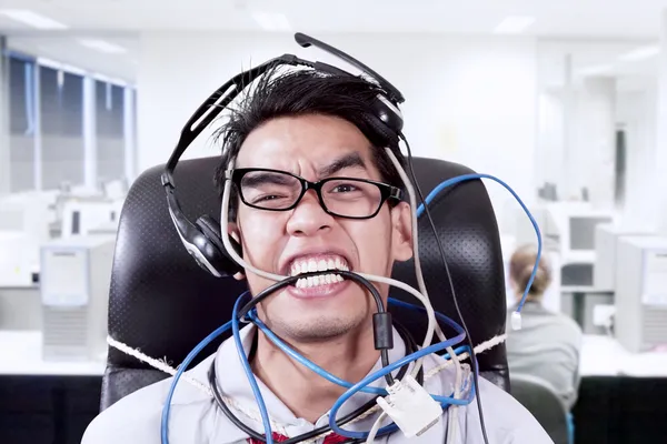 Stress empresário mordendo cabbles no escritório — Fotografia de Stock