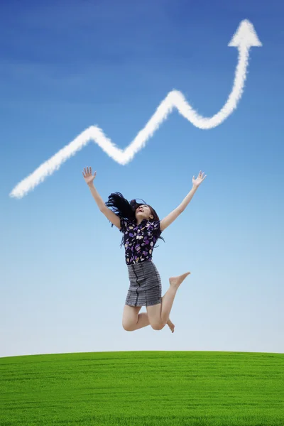 Geschäftsfrau Erfolg Sprung auf Gewinndiagramm Wolke — Stockfoto