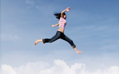 mutlu kız atlama bulutlar üzerinde