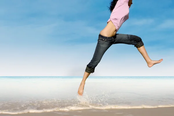 Крупный план женщины, прыгающей на пляже Стоковое Изображение