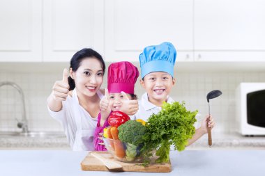 Şef vejetaryen çocuklar ve anne başparmak evde pes