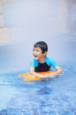 yüzmeyi öğrenmek mutlu çocuk