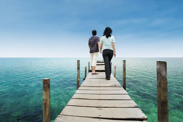 Casal caminhando no convés na ilha paradisíaca — Fotografia de Stock