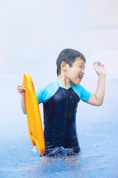 Fiú szórakozás a medencében, a vízi vidámpark — Stock Fotó