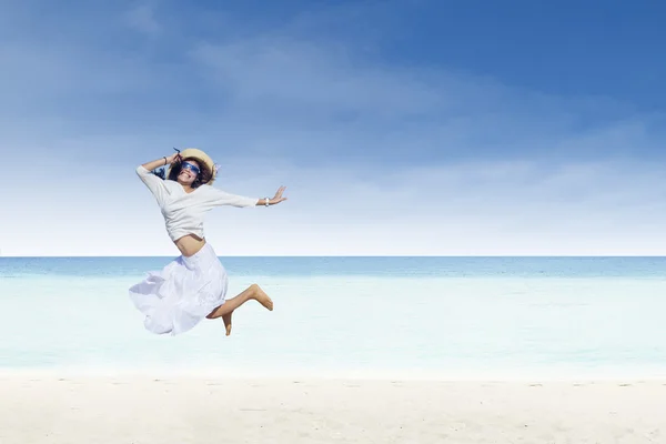 Asiático turista salto en blanco arena playa —  Fotos de Stock