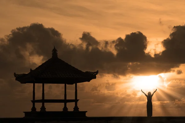 Bela silhueta de praia de Bali ao pôr do sol — Fotografia de Stock