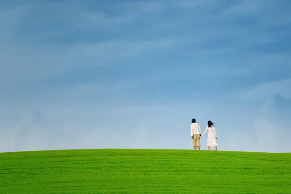 Cielo azul paisaje y pareja — Foto de Stock