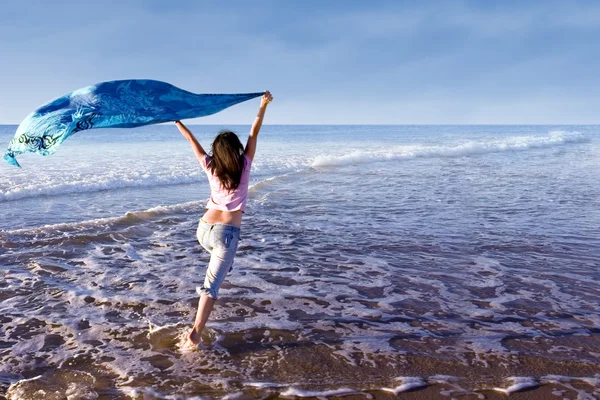 Menina correndo na praia com sarong — Fotografia de Stock