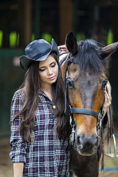 Menina atraente com cavalo — Fotografia de Stock