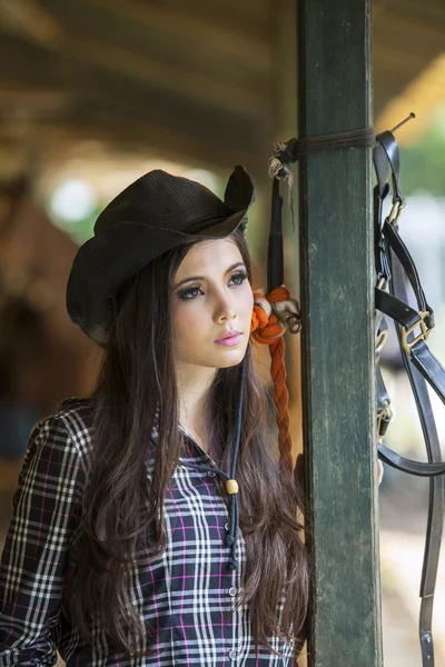 Menina bonita no rancho de cavalos — Fotografia de Stock