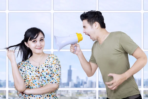 Man boos op vrouw met behulp van megafoon — Stockfoto