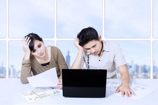 Aziatische paar moeite betalen van rekeningen online — Stockfoto