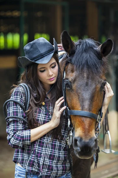 Un'amicizia tra ragazza e cavallo — Foto Stock