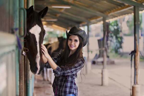 Jinete del caballo feliz en el rancho — Stok fotoğraf