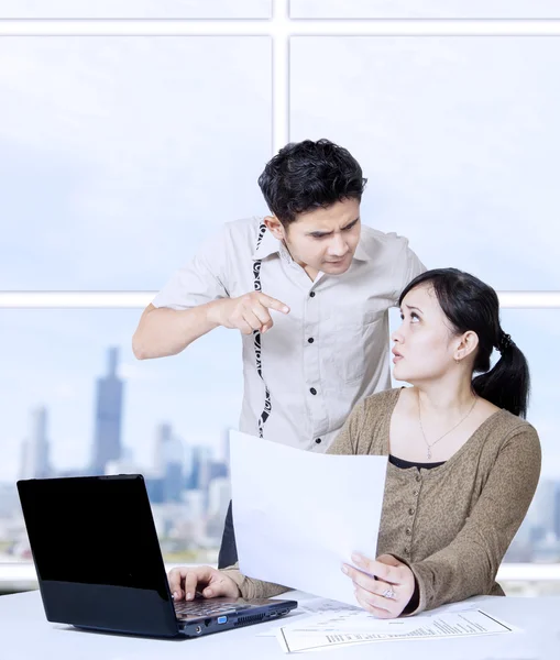 Young man angry at secretary in office — Stock Photo, Image