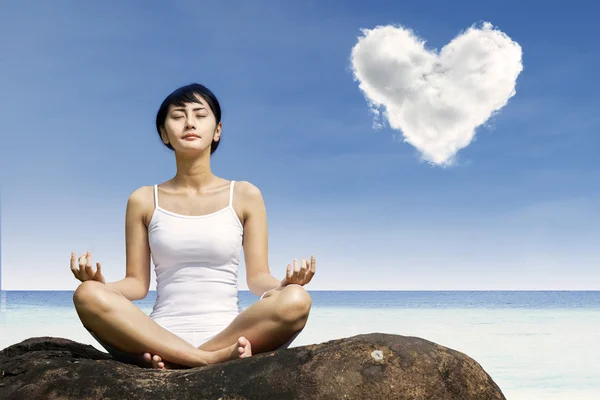 Mulher asiática meditando na praia — Fotografia de Stock